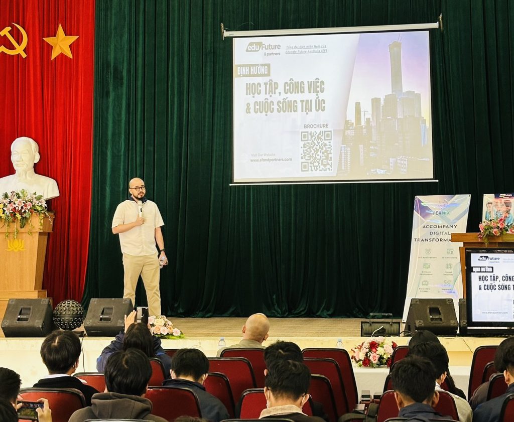 Ông Trần Hoàng Minh - Giám đốc Công ty TNHH Edu Future & Partners chia sẻ về chủ đề "Định hướng học tập, công việc và cuộc sống tại Úc"